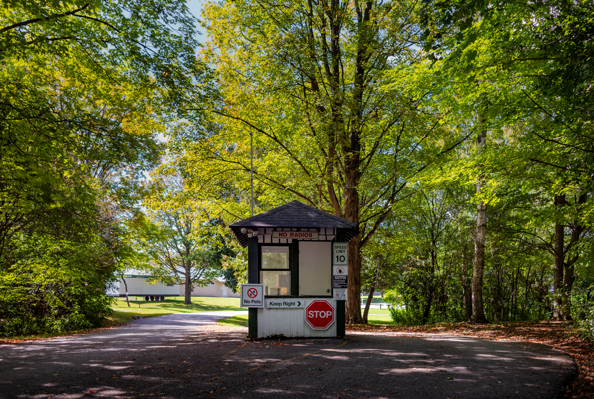 Simeon Park - Entrance A photograph showing the entry gateway booth under trees in Simeon Park.